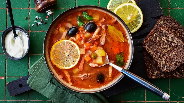 Chucrut casero con carne ahumada en 20 minutos: una receta rápida para una rica sopa