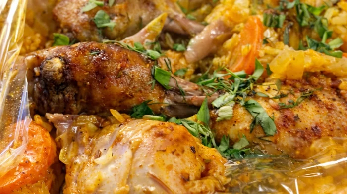 Cómo cocinar arroz con muslos de pollo en manga fácilmente y sin complicaciones