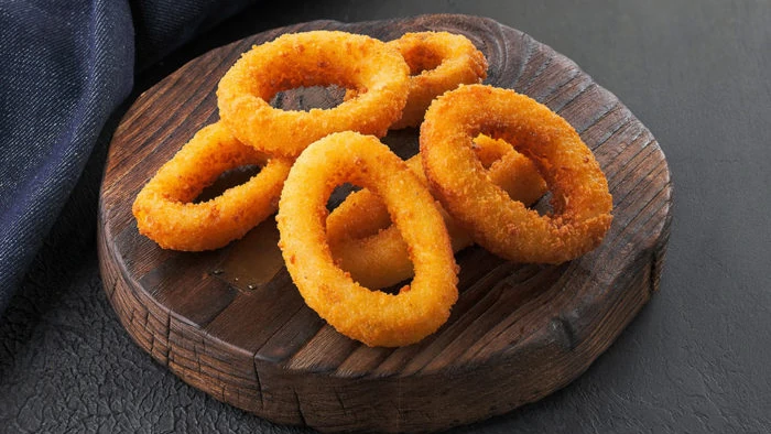 Cómo hacer crujientes anillas de calamar rebozadas: receta paso a paso