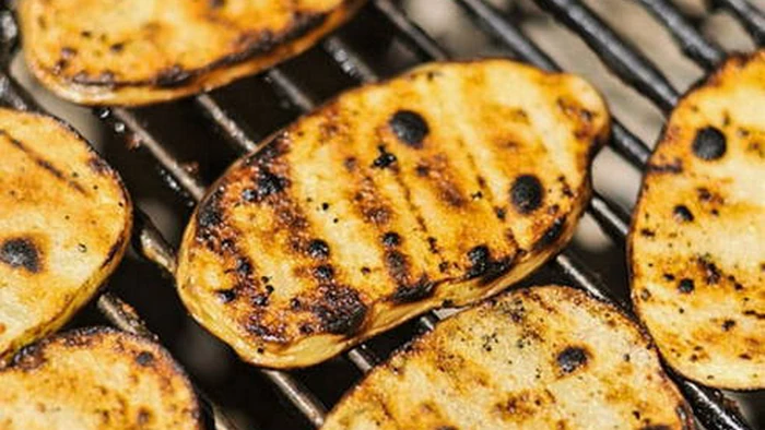 Ni en bandeja ni en papel de aluminio: la mejor forma de asar patatas, según una bloguera gastronómica