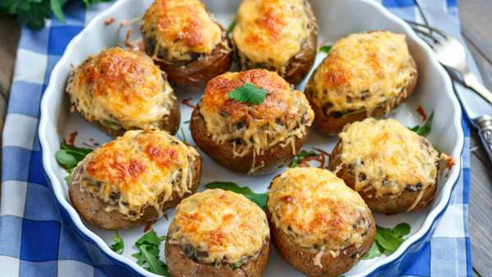 Patatas asadas con champiñones y queso – receta para una cena perfecta