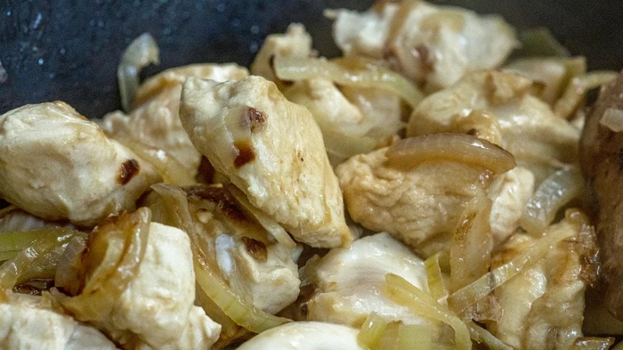 Pollo guisado en salsa de cebolla: receta para un plato caliente perfecto