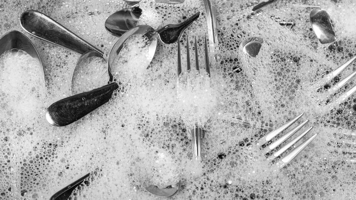 Puedes mezclarlo con agua y la suciedad saldrá sola: Cómo limpiar cucharas y tenedores en 20 minutos