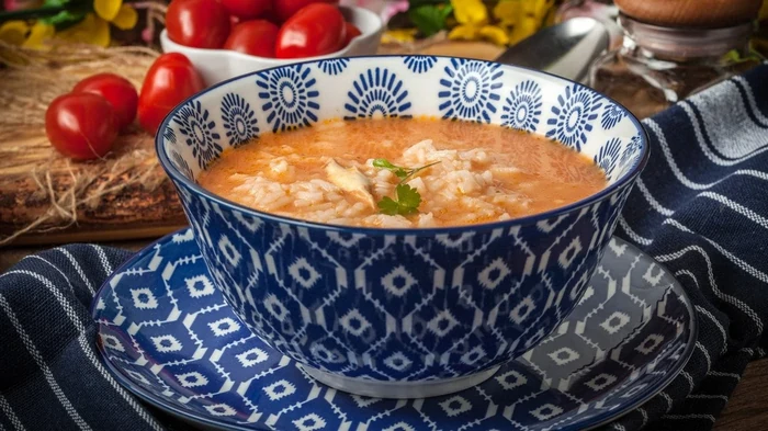 Sopa de atún en lata con arroz y tomates: receta sencilla